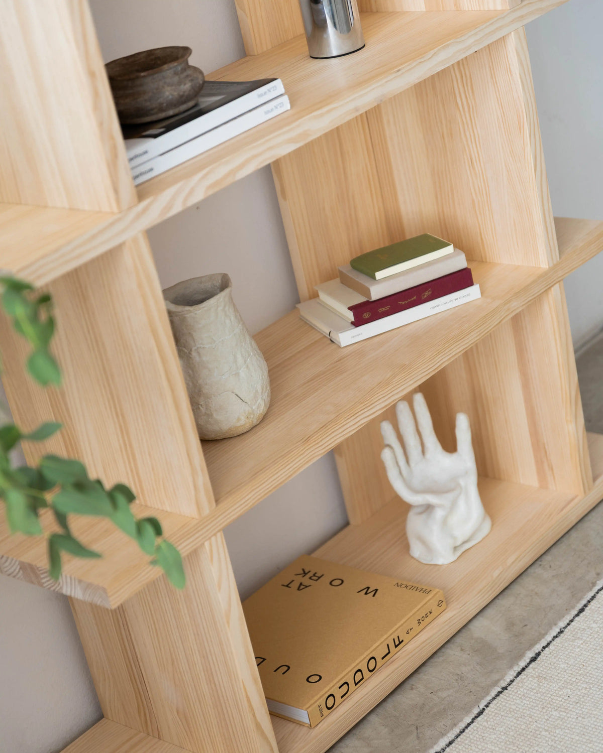 Castell Bücherregal aus Massivholz 106,5 x 152,6 cm