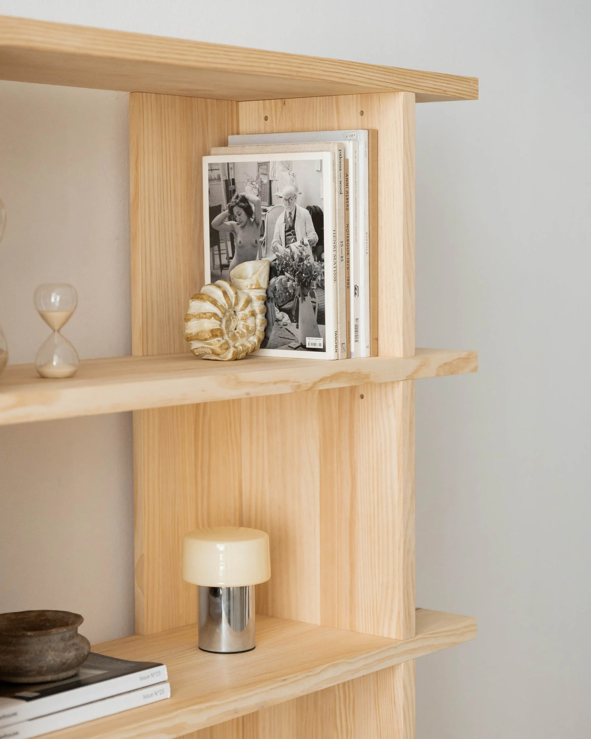 Castell Bücherregal aus Massivholz 106,5 x 152,6 cm