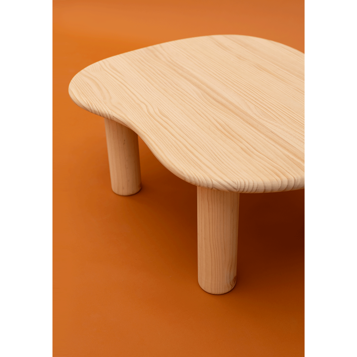 Calella - Coffee table in pine wood 93 cm