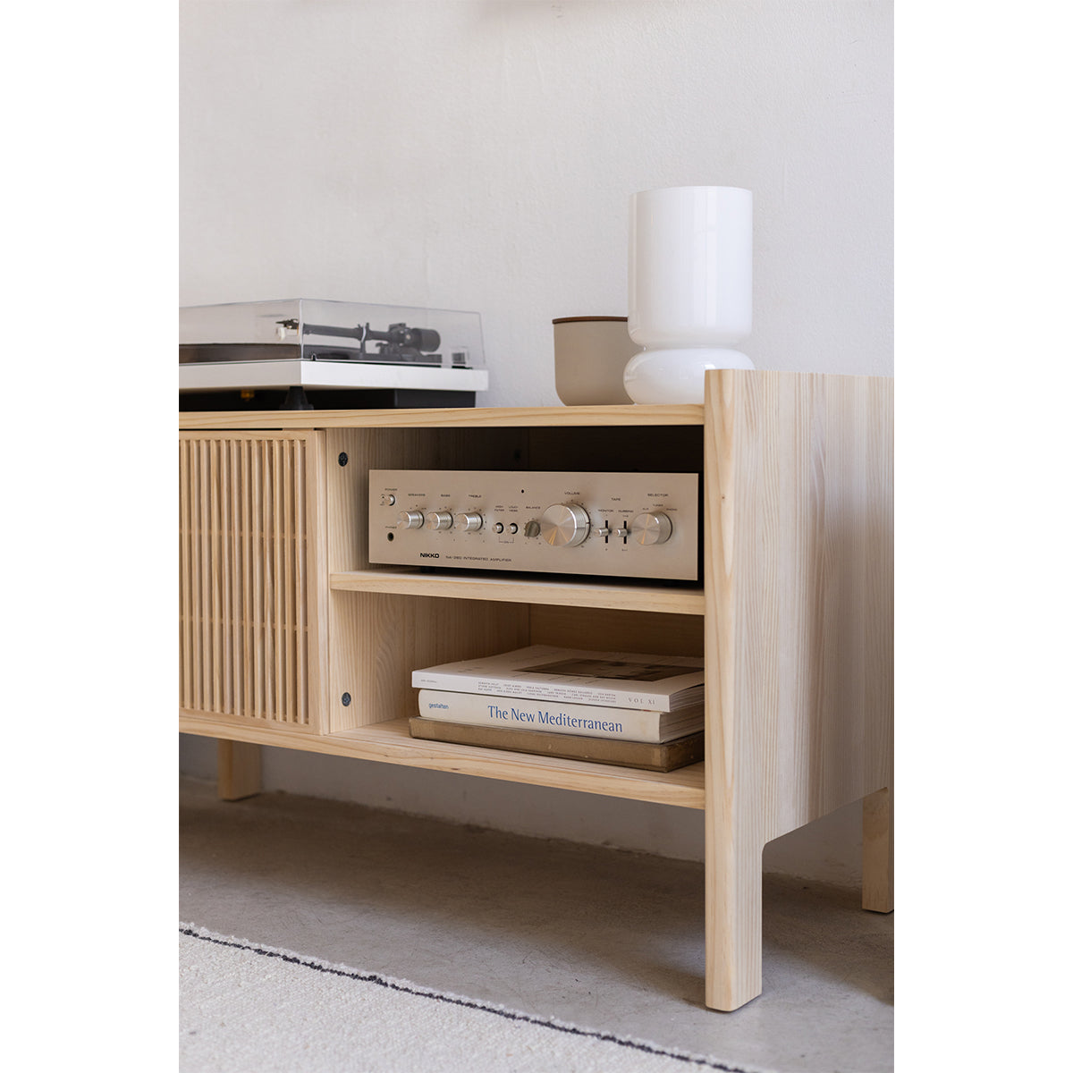 Kleines Mendia-TV-Möbel aus Massivholz für vinyls 1 Türen 102,2 cm