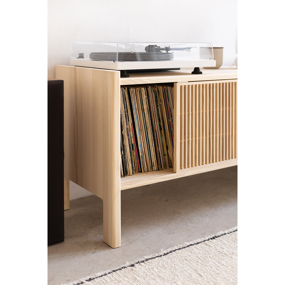 Kleines Mendia-TV-Möbel aus Massivholz für vinyls 1 Türen 102,2 cm