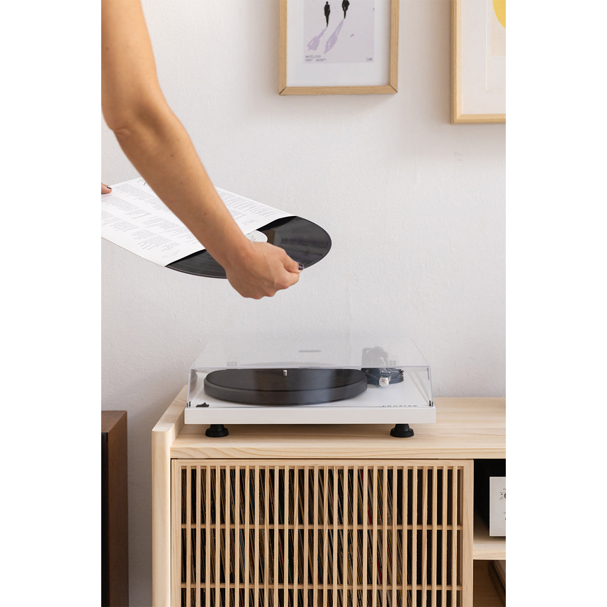 Kleines Mendia-TV-Möbel aus Massivholz für vinyls 1 Türen 102,2 cm