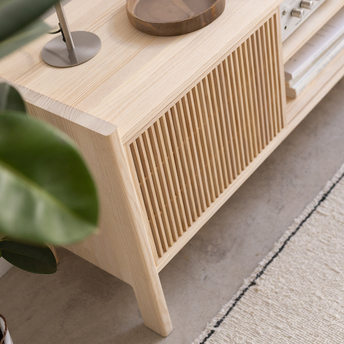 TV furniture Tarida for vinyls in solid wood 1 or 2 doors 151 cm