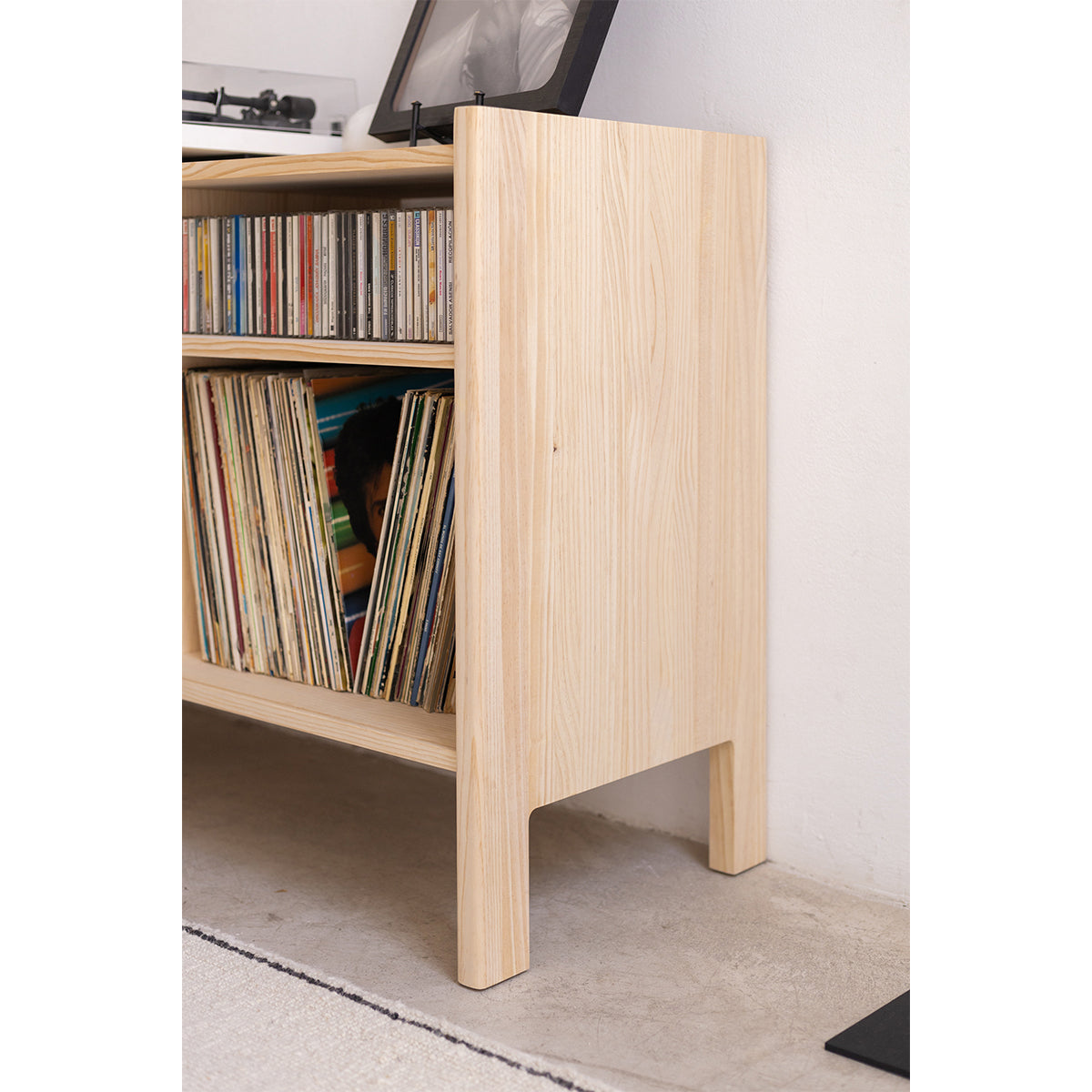 Aparador Bassa para vinilos de madera maciza 1 o 2 puertas 151 cm
