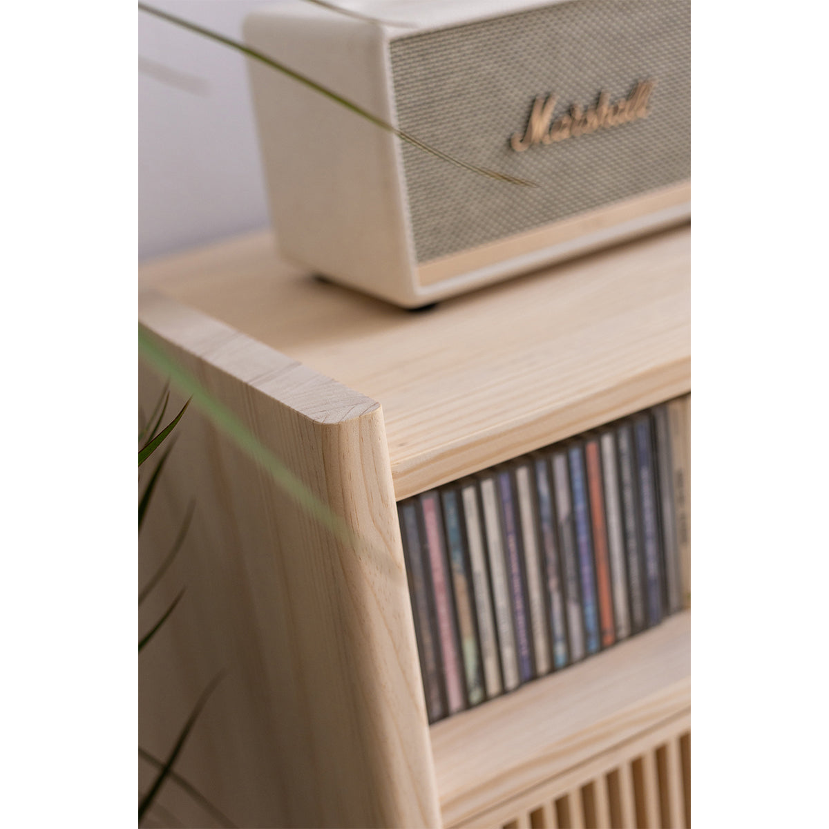 Aparador Bassa para vinilos de madera maciza 1 o 2 puertas 151 cm
