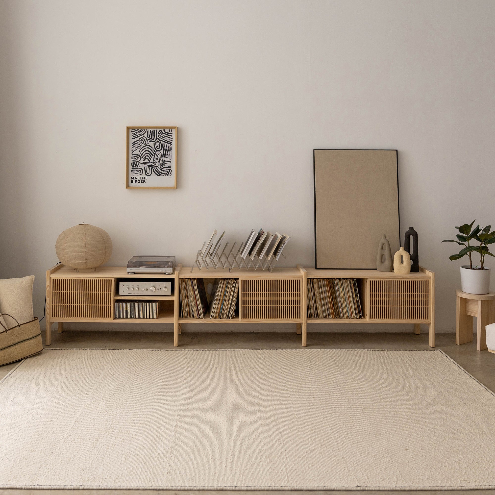 Mueble TV grande Mendia de madera maciza para vinilos 3 puertas 301 cm