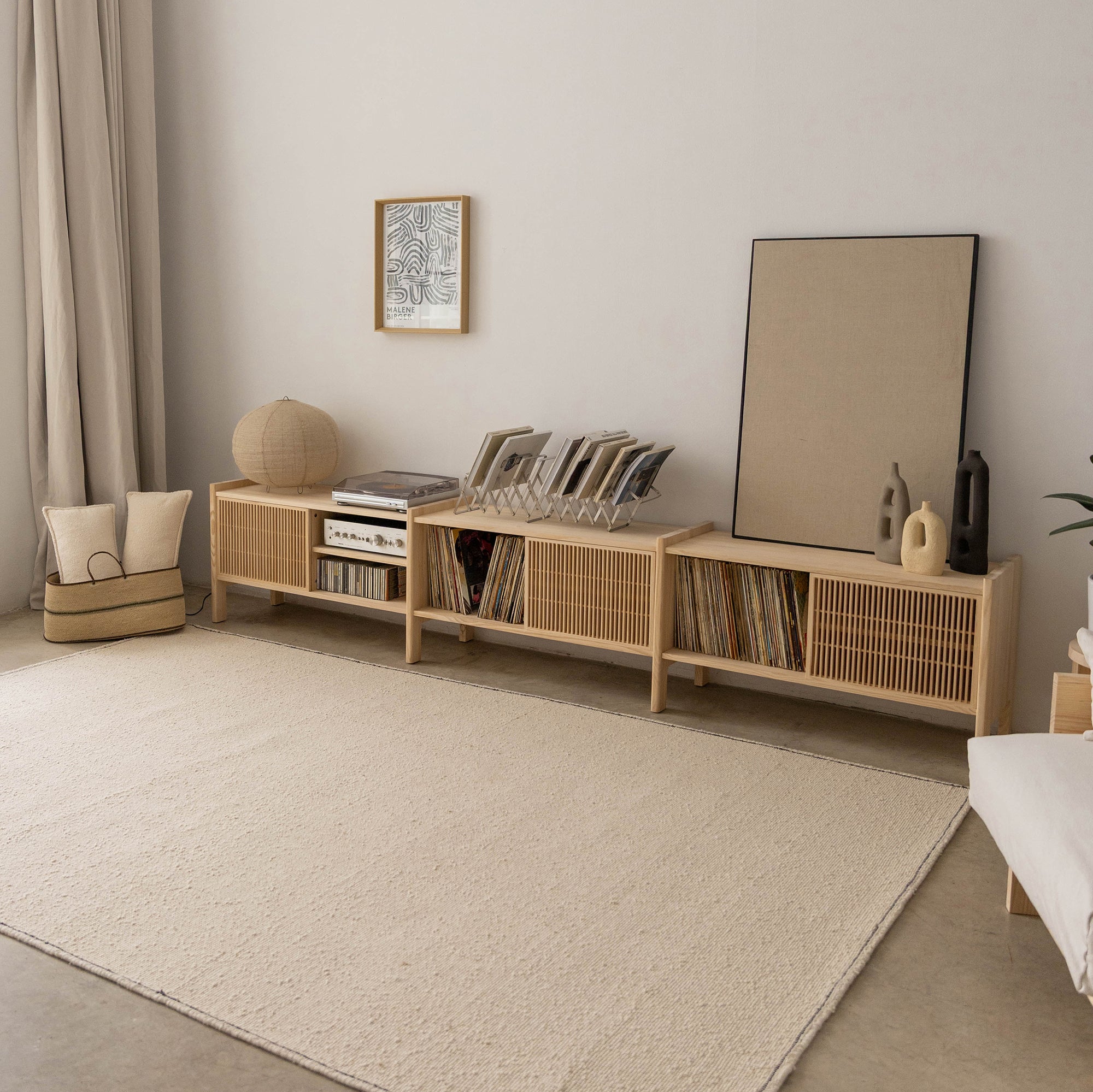 Mueble TV grande Mendia de madera maciza para vinilos 3 puertas 301 cm