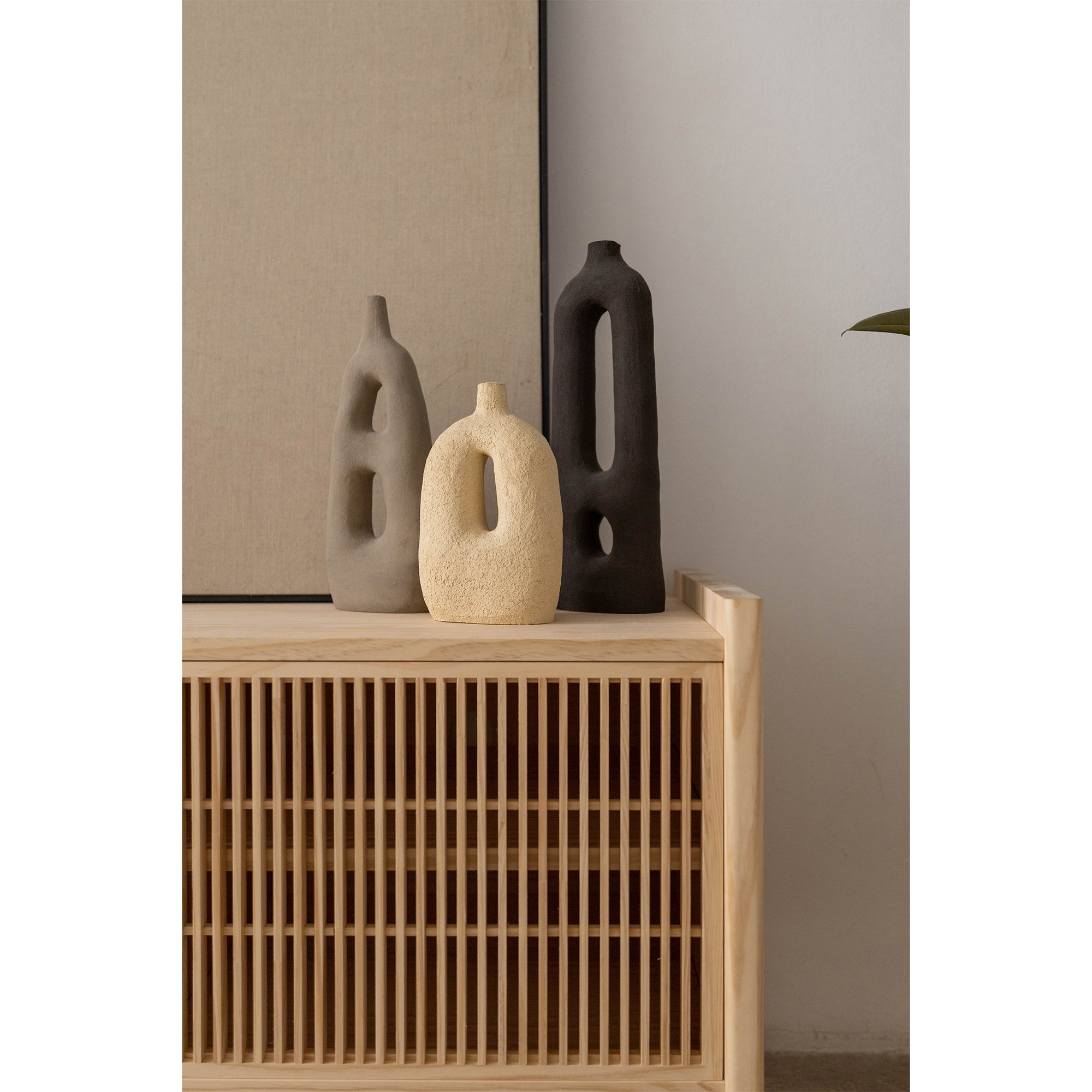 Mueble TV grande Mendia de madera maciza para vinilos 3 puertas 301 cm