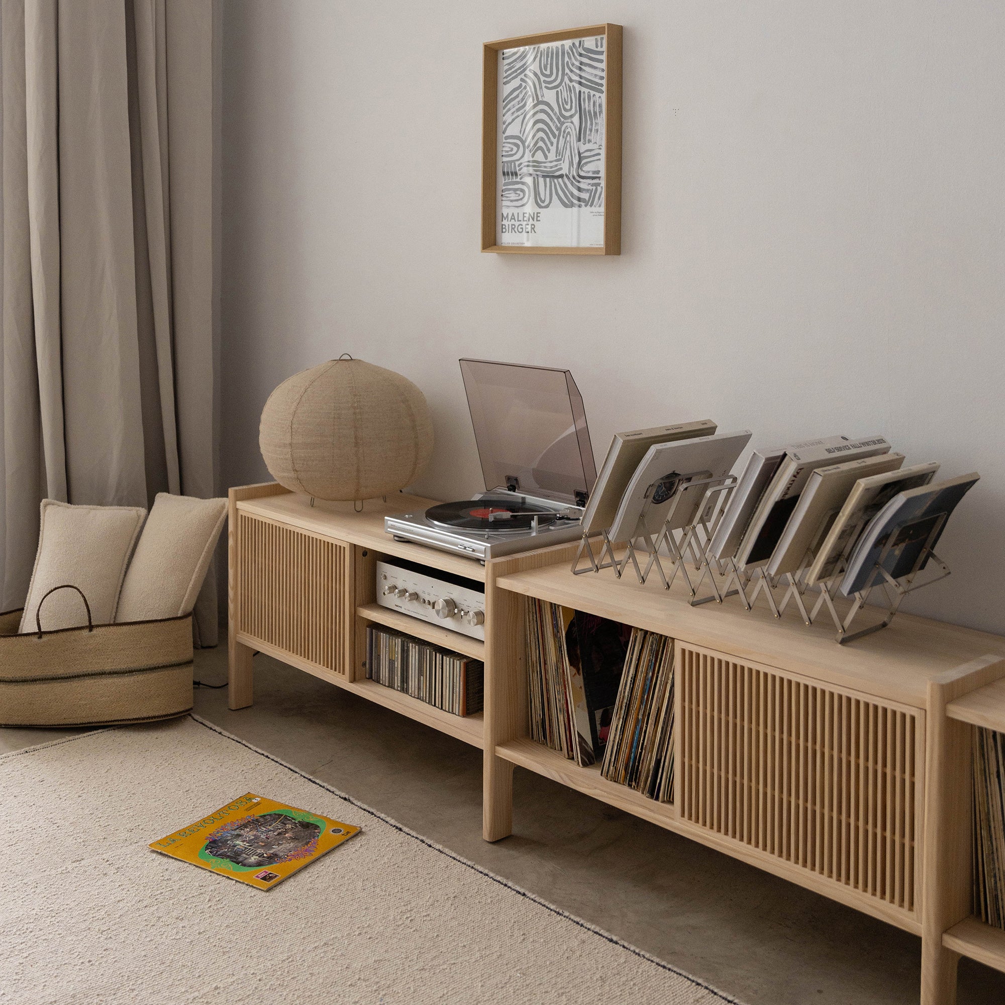 Mueble TV grande Mendia de madera maciza para vinilos 3 puertas 301 cm