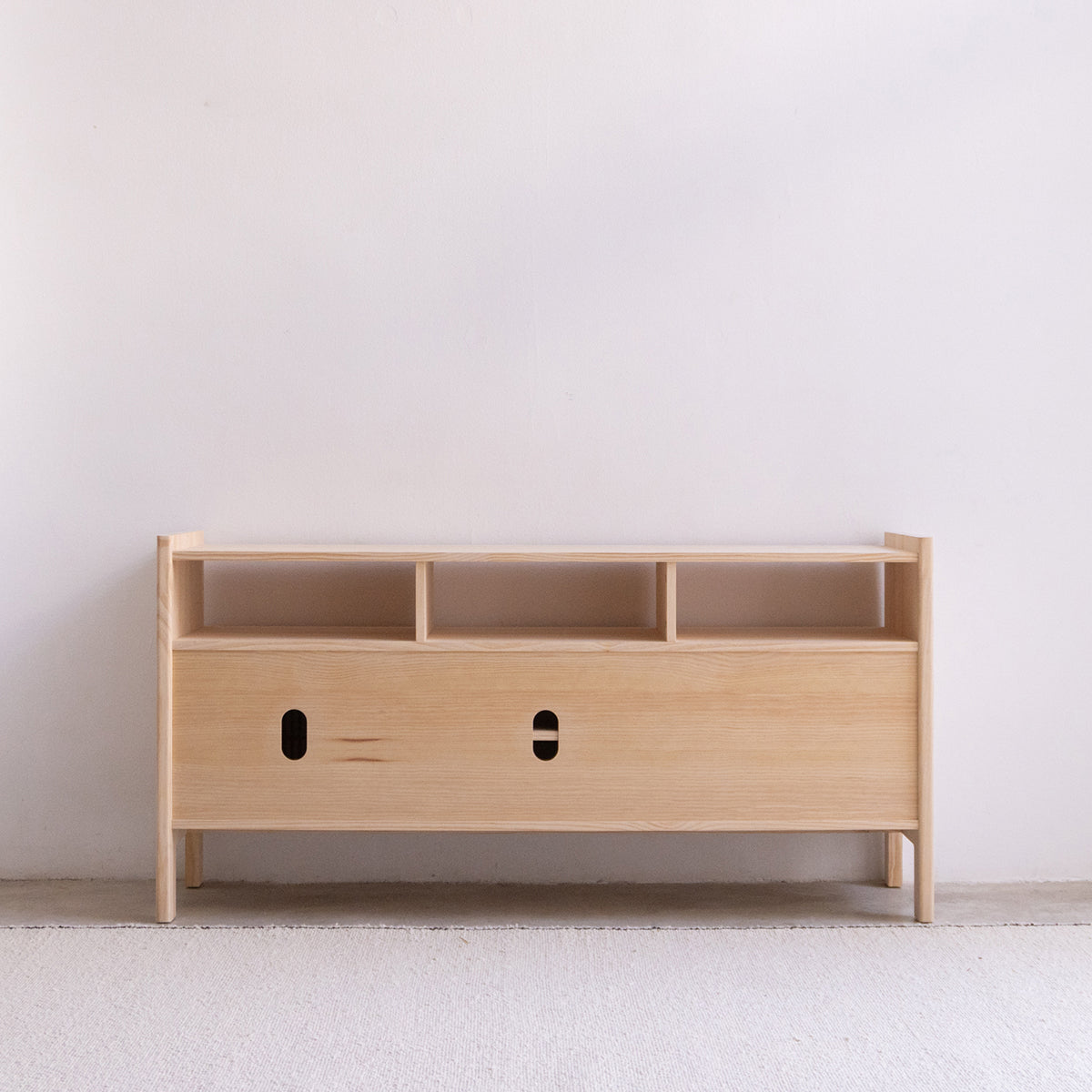 Aparador Bassa para vinilos de madera maciza 1 o 2 puertas 151 cm