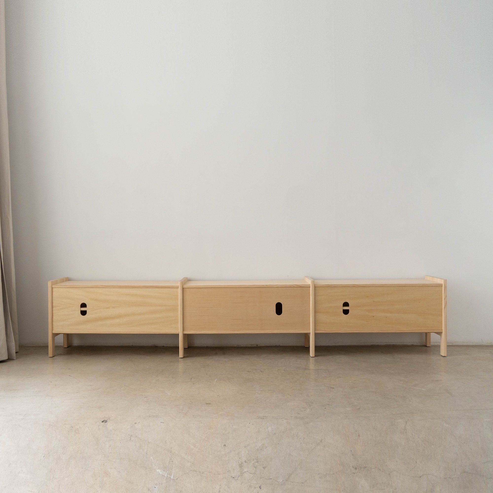 Mueble TV grande Mendia de madera maciza para vinilos 3 puertas 301 cm