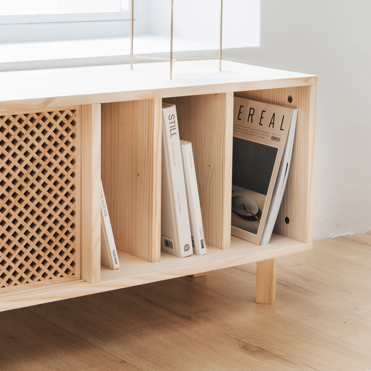 Mueble de TV Saura de pino con 2 puerta de celosía 170 cm