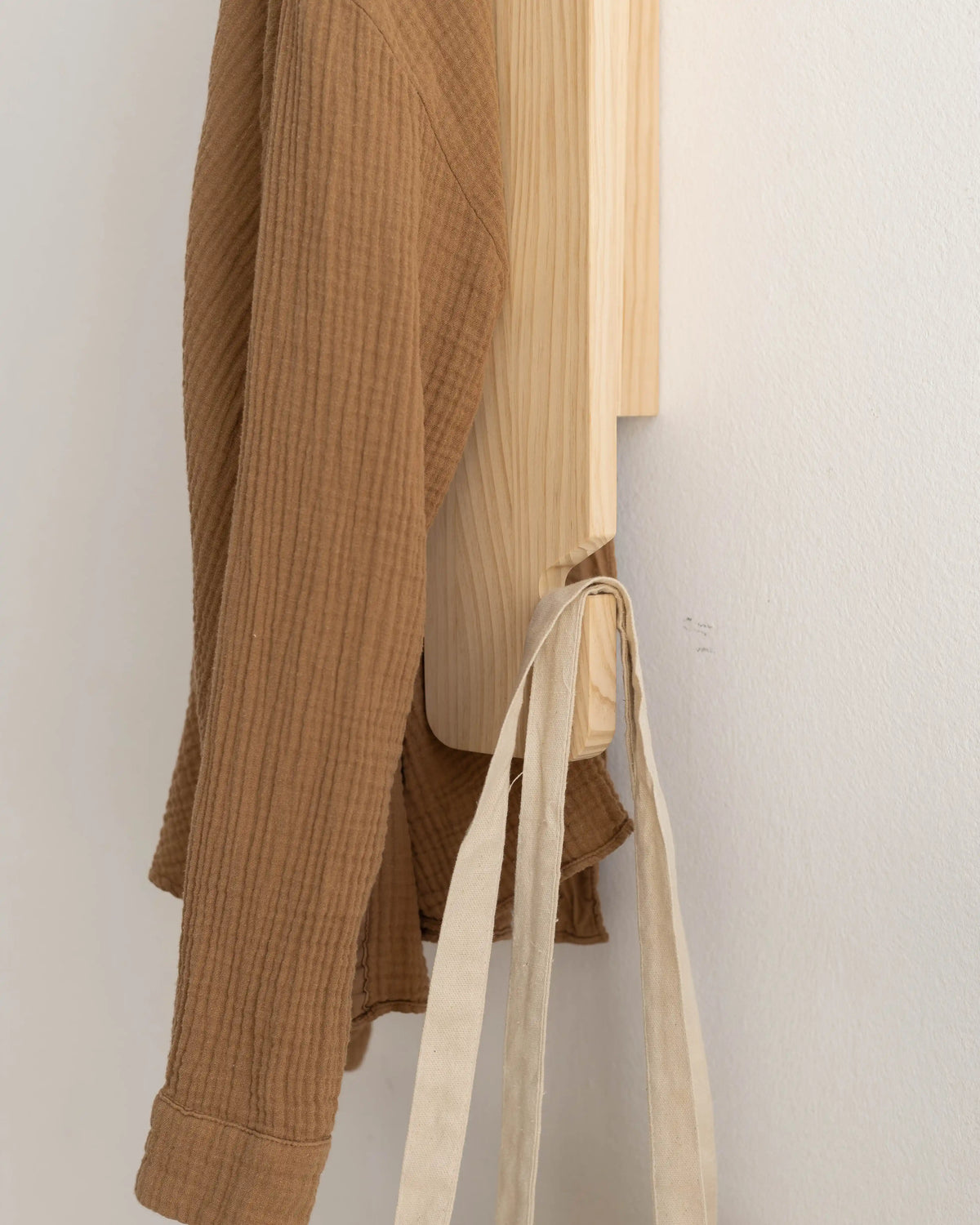 Perchero de pared Saona de madera maciza de pino 100 cm